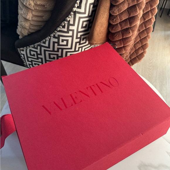 Authentic Valentino Garavani Large Quilted Studded Shoulder Bag - Picture 13 of 16